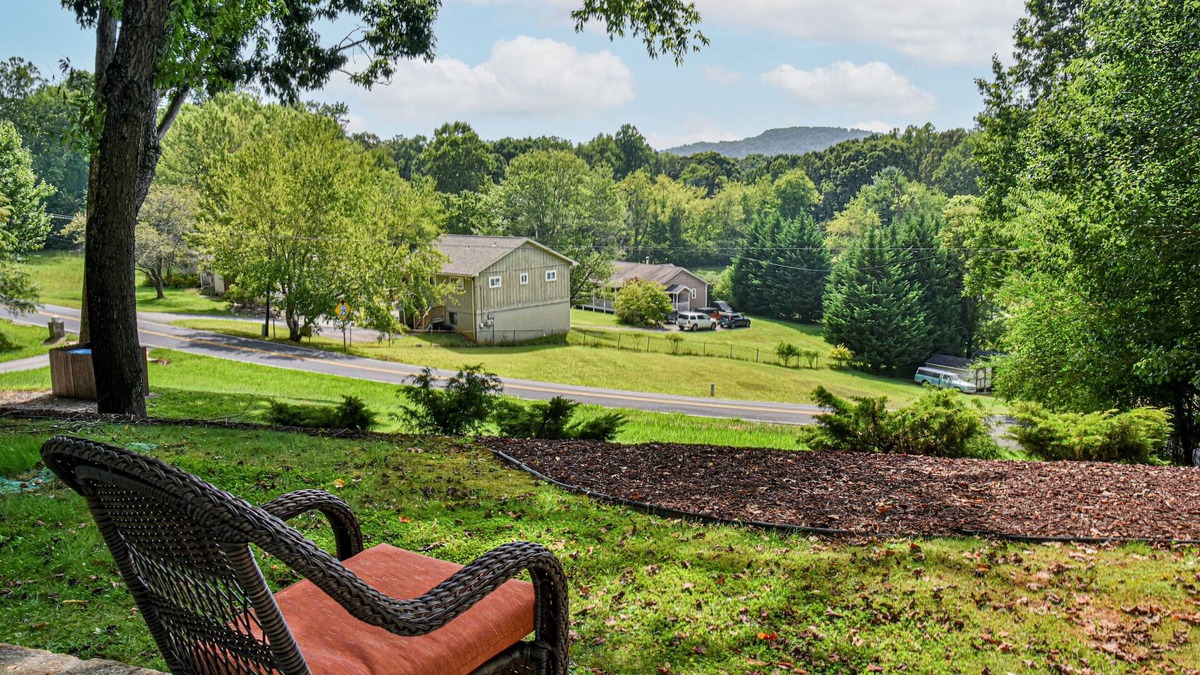 Bent Creek House | Cozy Asheville/Bent Creek Retreat Hot Tub & Sauna