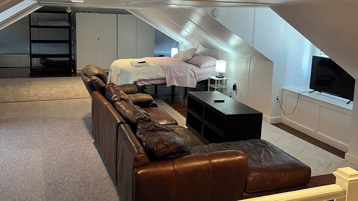 Halfway Apartment | Cozy Attic! With adjustable office space and ergonomic king size bed.