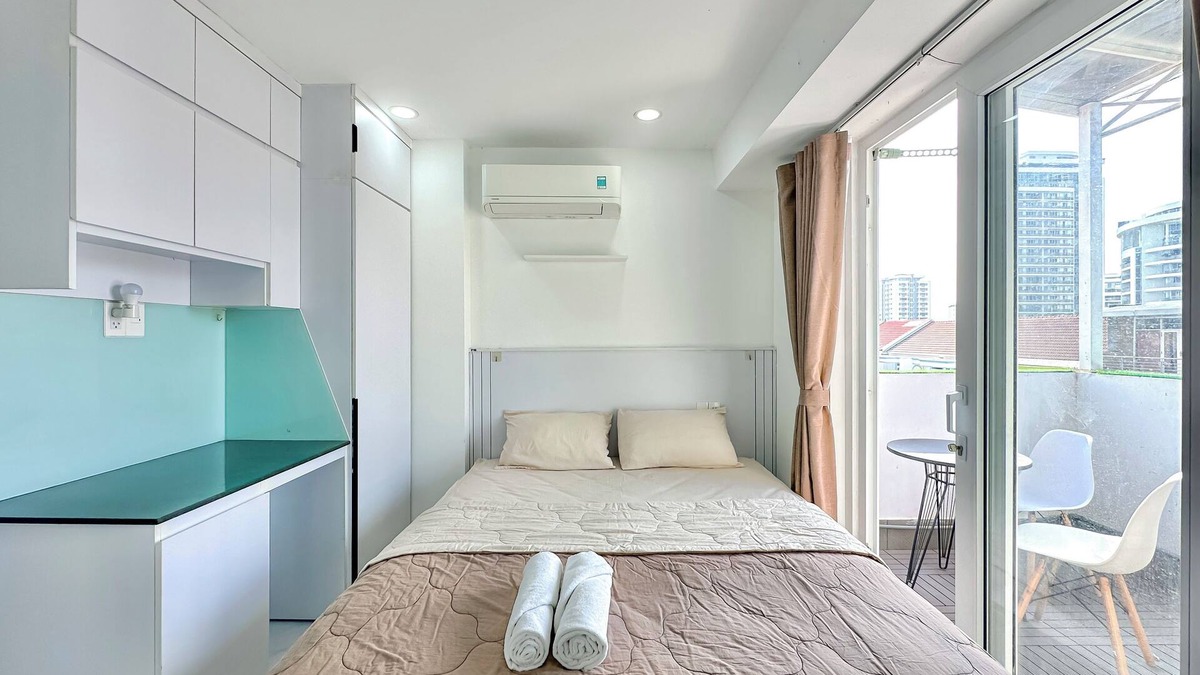 Phu My Hung Apartment | Cozy balcony studio in D7 with chill rooftop