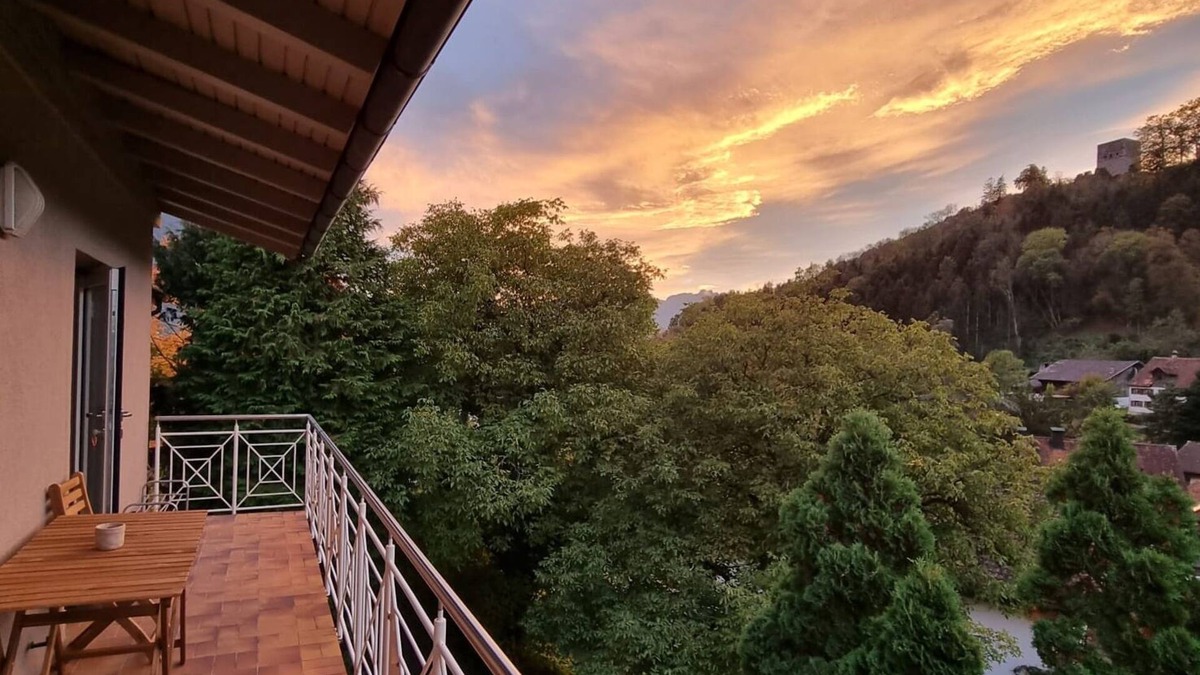 Toster Apartment | Cozy balcony apartment for 4 people with a view of the castle & mountains