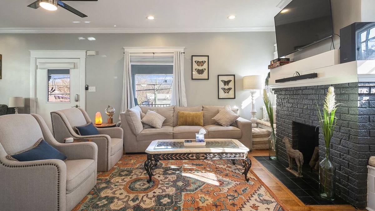 Deer Park Apartment | Cozy Bardstown Rd Apartment | W/D, Fast Wifi, Porch, Parking, Location! ❤️
