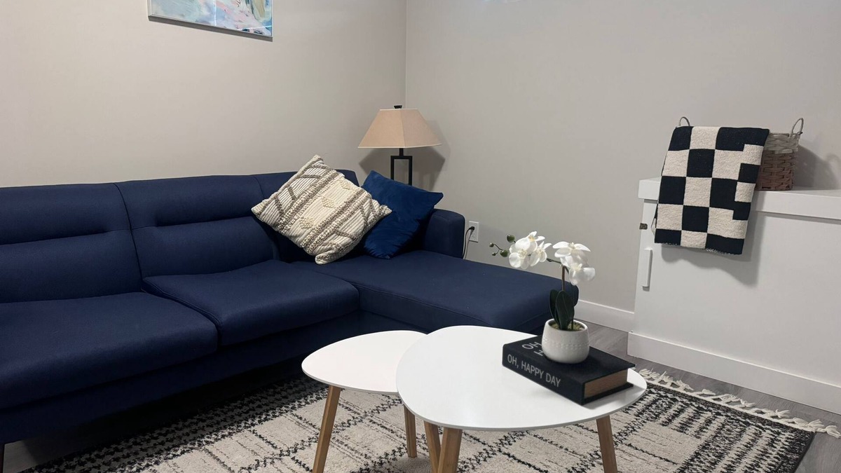 St. James House | Cozy basement suite near Airport