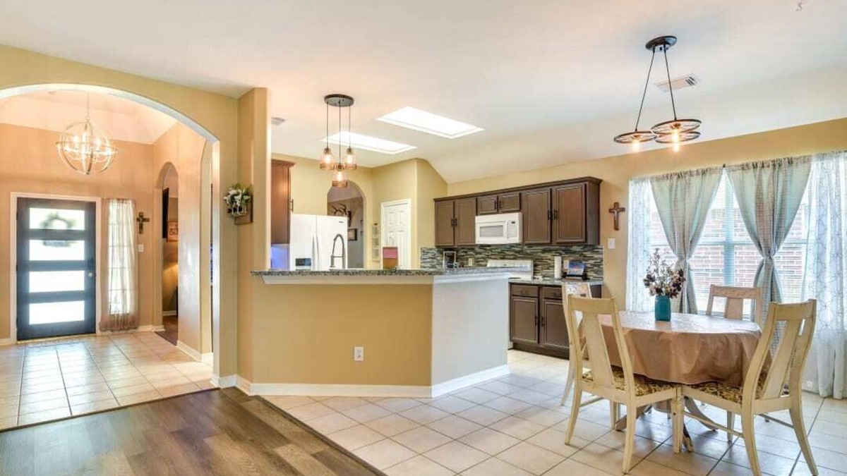 Dickinson House | Cozy Bay Area Home near GALVESTON, HOUSTON, NASA, AND KEMAH