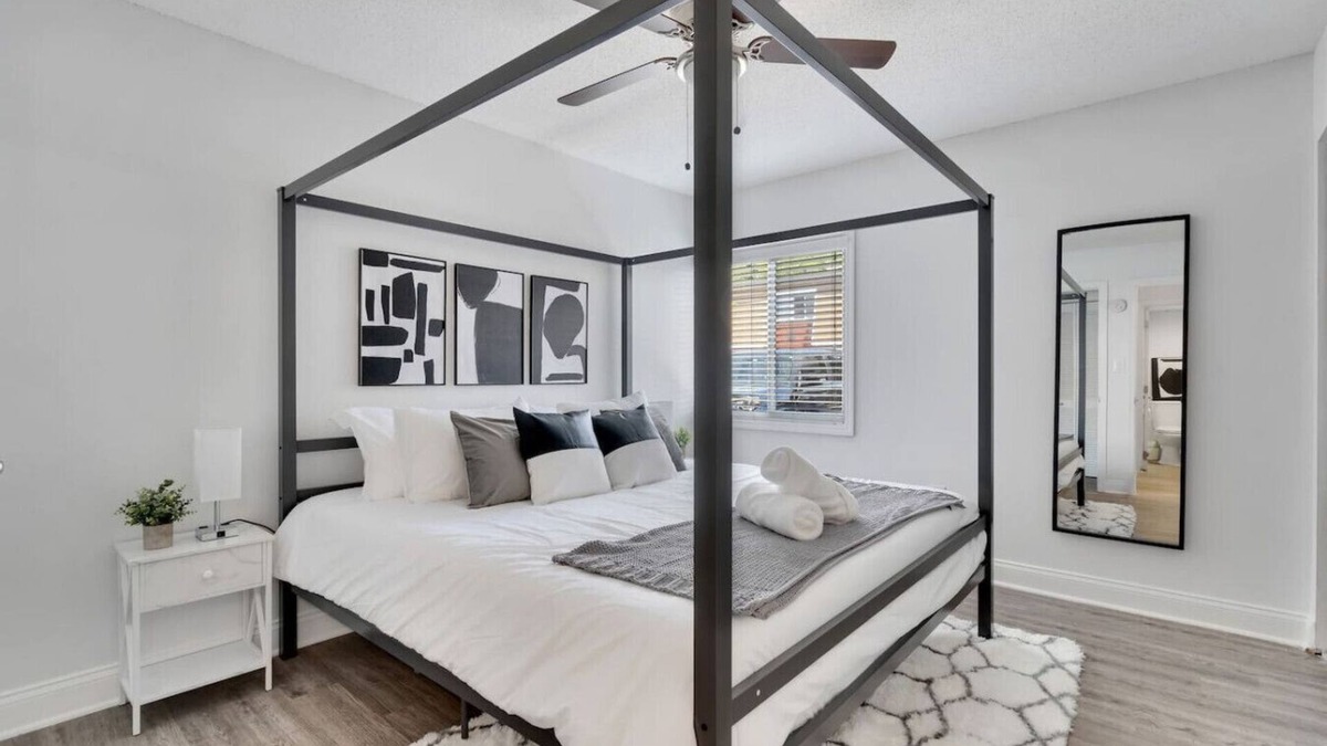 SoHo Apartment | Cozy Bayshore King suite | Pool, Gym & Parking!