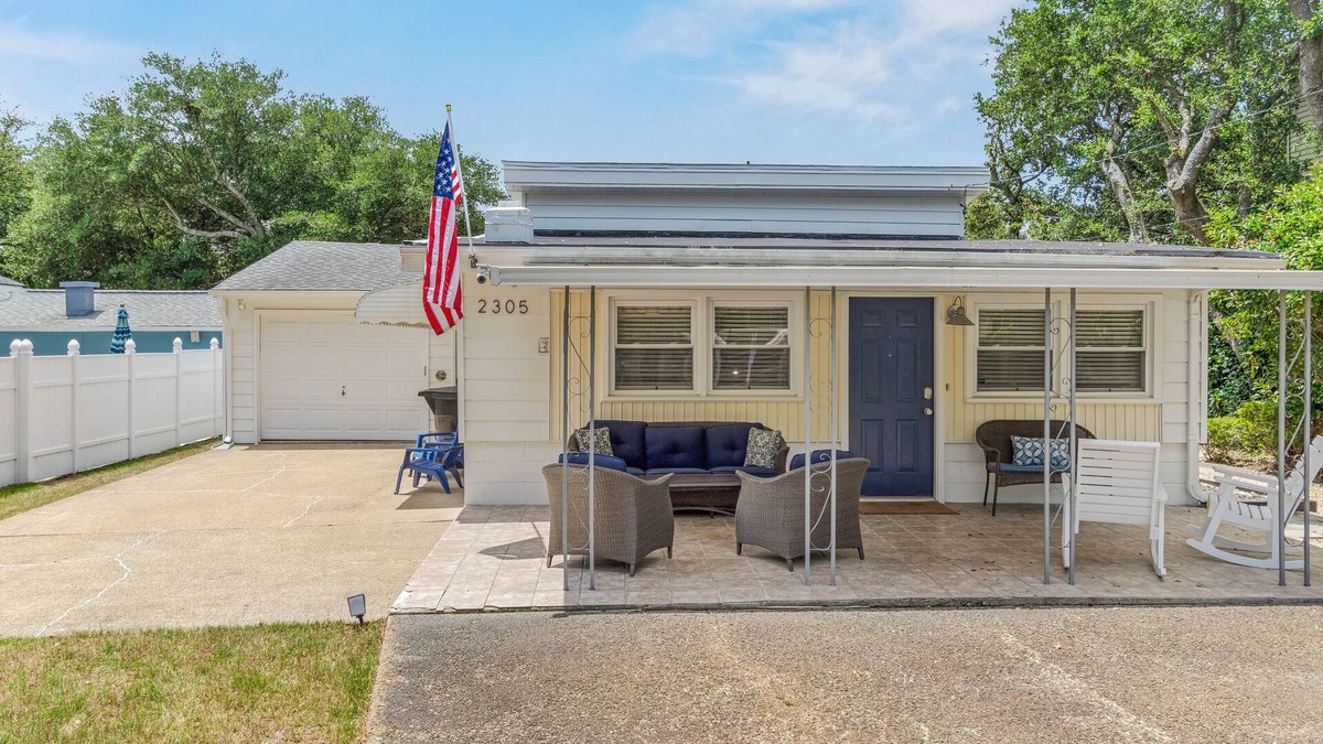 Northeast Virginia Beach Cottage | Cozy Beach Cottage - Walking distance to the Beach!
