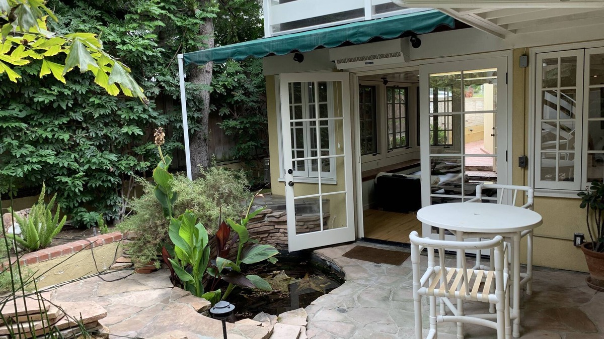 Diamond Crestview Apartment | Cozy Beach House, Quiet, Private Garden, Blocks to Sand, Town