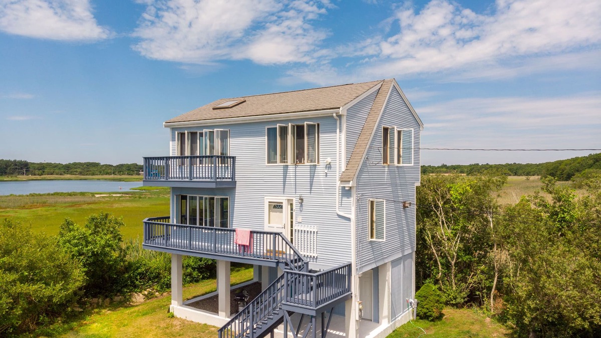 Fairhaven House | Cozy Beach House with 270° Spectacular Views
