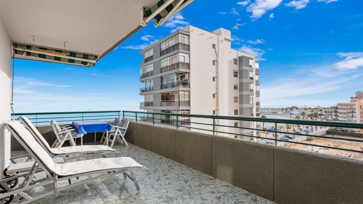 Fuengirola Apartment | Cozy beachfront apartment in Fuengirola by Costarentals - Ref 25