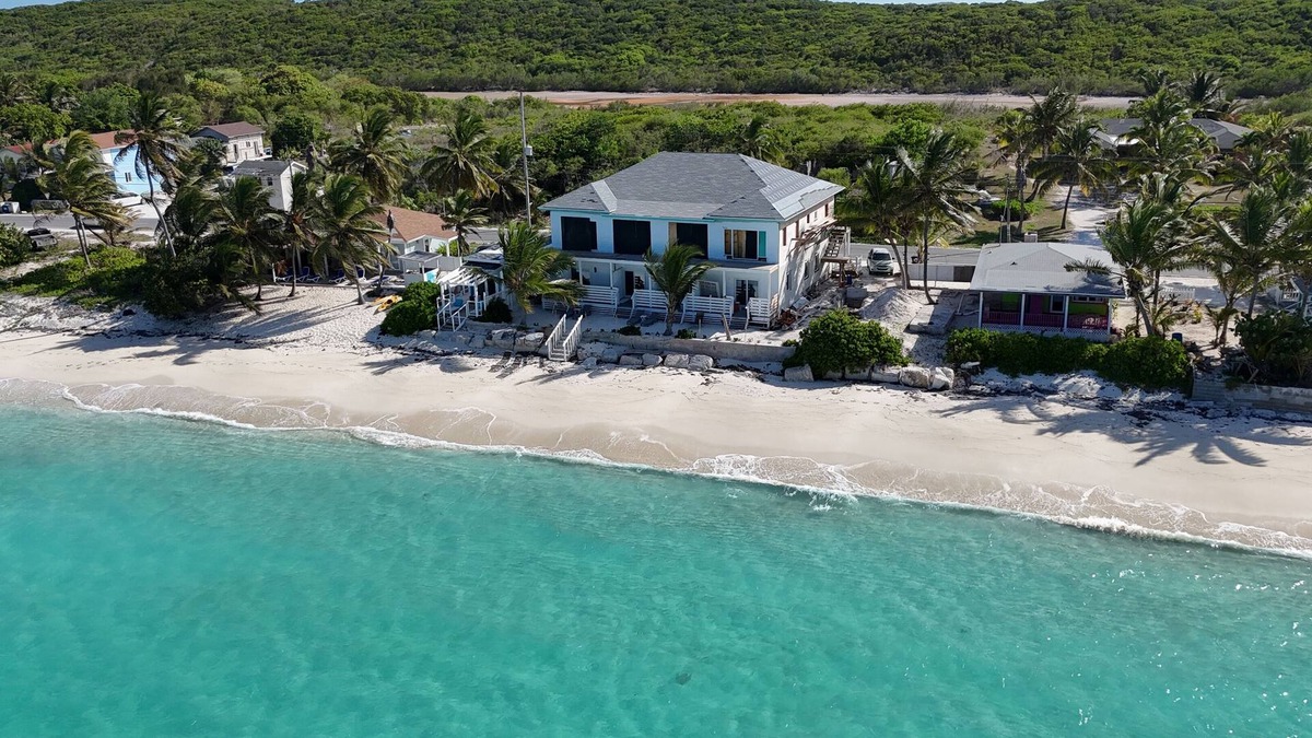 Tar Bay Villa | Cozy Beachfront Queen Suite