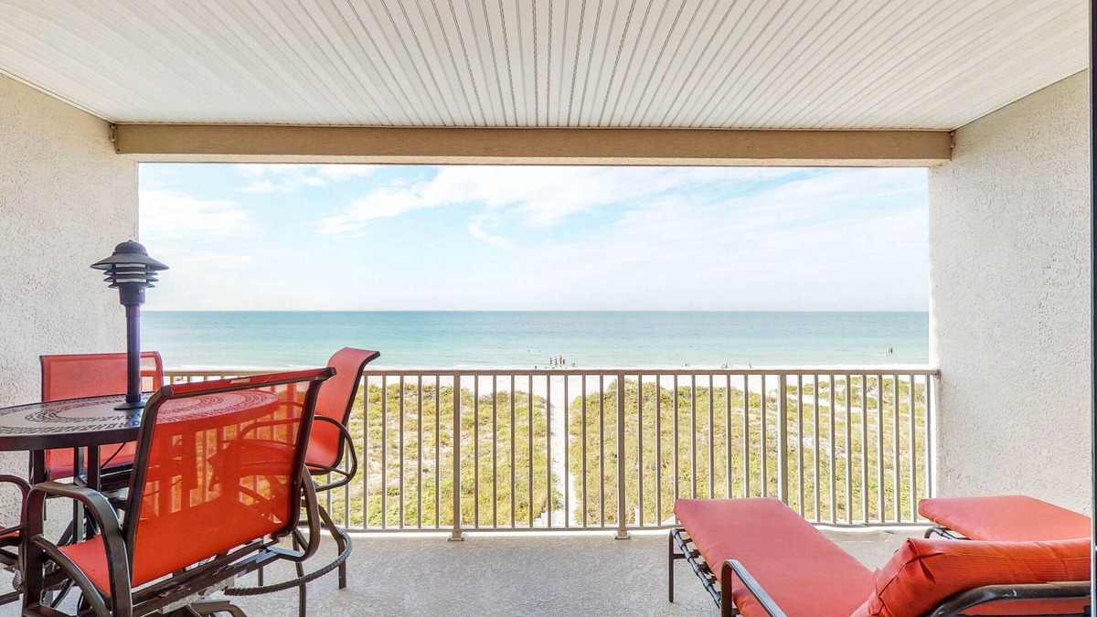 Independence Square Condo | Cozy beachside condo with pool & hot tub - walk to restaurants