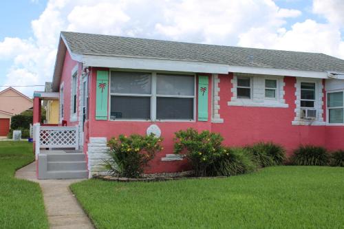 New Smyrna Beach Apartment | Cozy Beachside Cottage Studio
