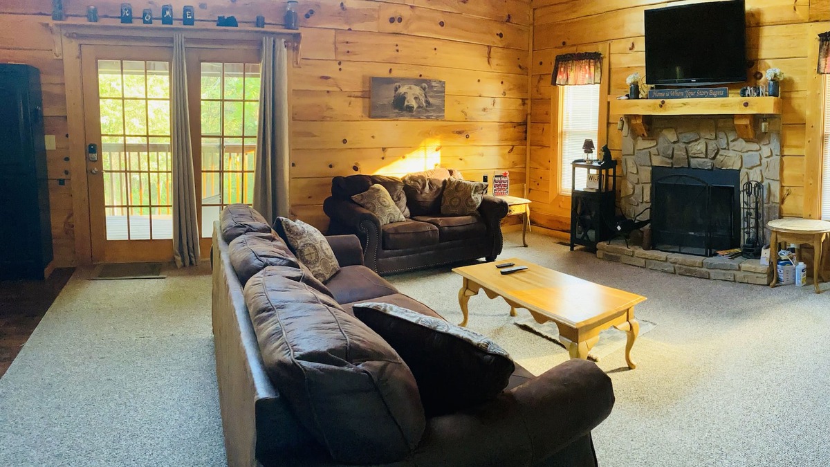 Sevierville Cabin | Cozy Bear Cabin near Gatlinburg & Smoky Mtns - NO CLEANING FEE