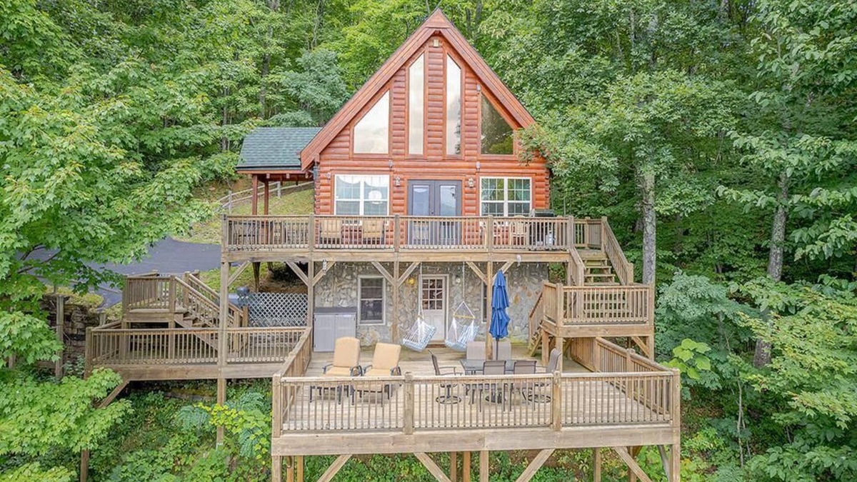 Waynesville Cabin | COZY BEAR CABIN - Private, Cozy, Family Friendly, Mountain Views, Pool Table!