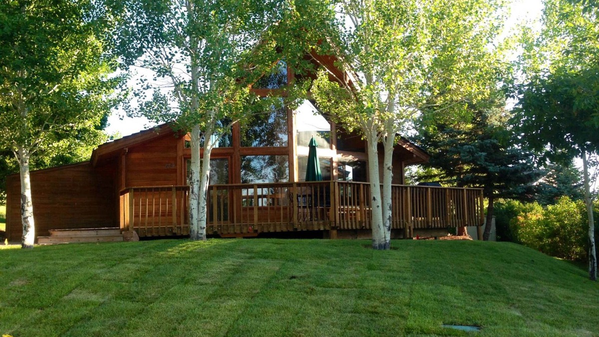 Harbor Village Cabin | Cozy Bear Lake Hideaway already decorated for the holidays