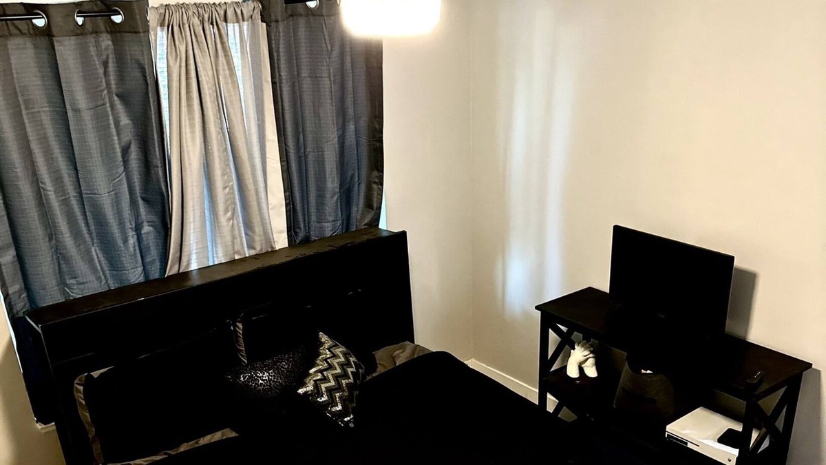 Florin House | Cozy Bedroom with queen size bed