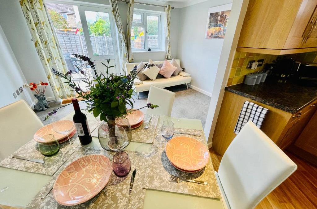Bicester Apartment | Cozy Bicester Village townhouse with garden