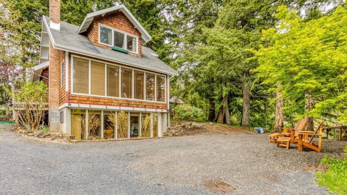 Stevenson Apartment | Cozy Blueberry Cottage Studio king bed, kitchenette, nNo Cleaning Fee!