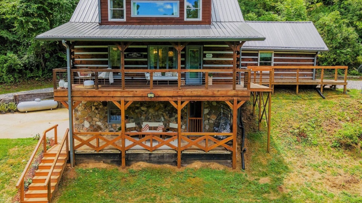 Canton Cabin | Cozy Boho Log Cabin 20 mins to AVL with Hot tub-Game room-Creek-Firepit-Hammock