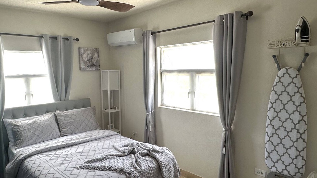 Fortescue Apartment | Cozy & breezy 1-bedroom apartment perfect for nomads, a couple or solo traveler.