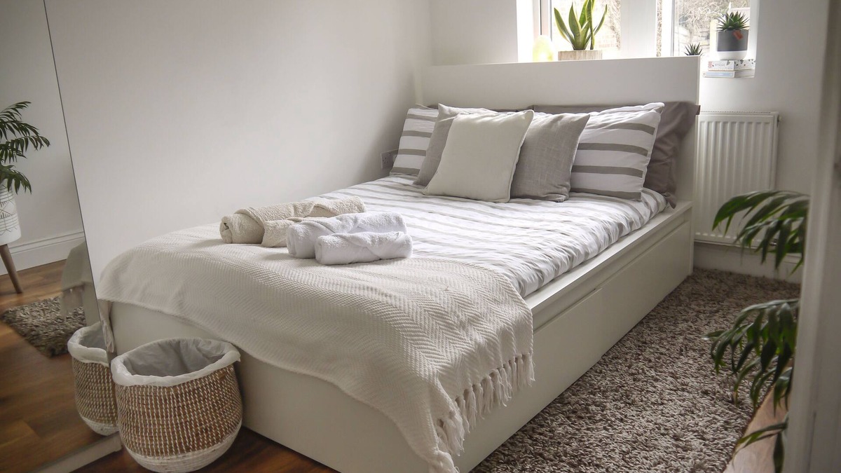 Roxeth House | Cozy, bright and immaculate double bedroom with ensuite bathroom.n