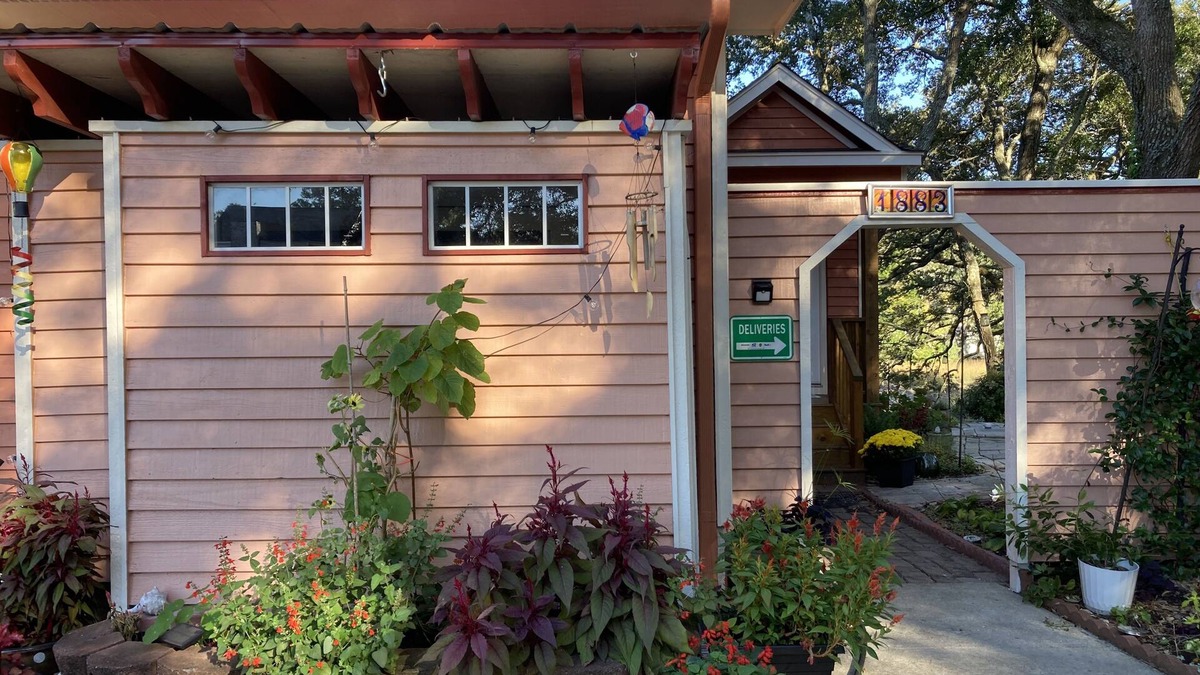 Ocean Isle Beach Apartment | Cozy, bright studio 5 minutes drive to beach