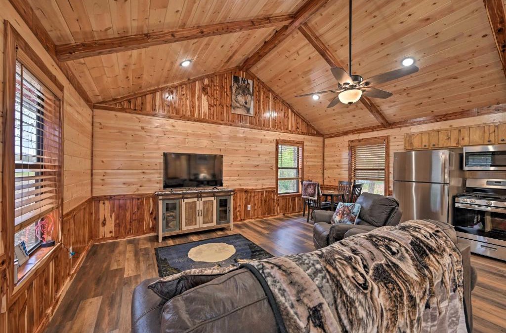 Broken Bow House | Cozy Broken Bow Cabin, Walk to the Lukfata Creek!