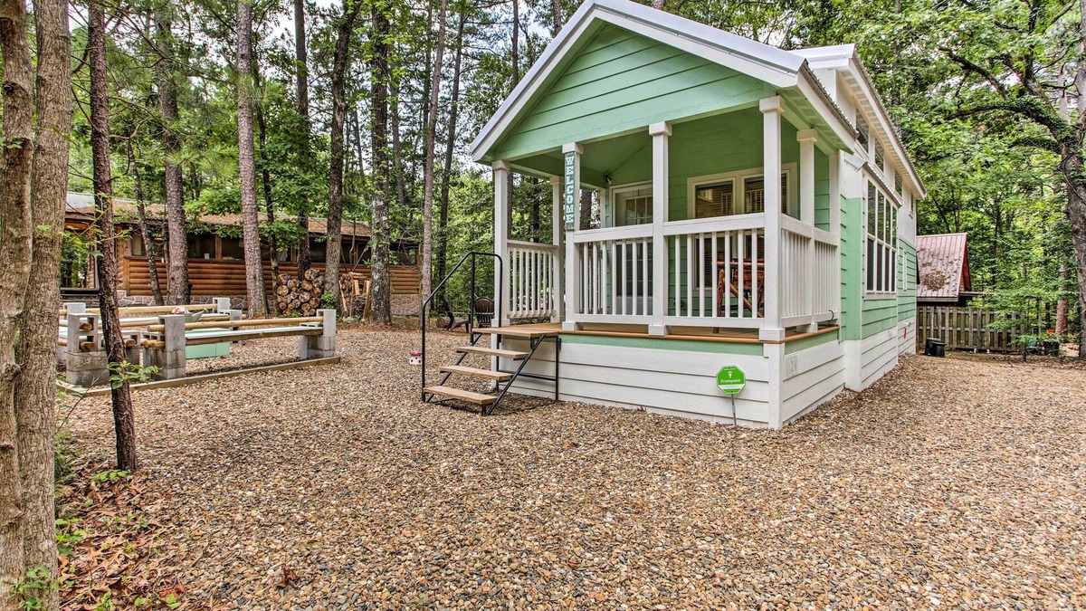 Broken Bow Cottage | Cozy Broken Bow Getaway w/Fire Pit, 5 Mi to Lake!