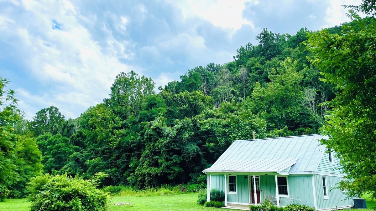 Roseland House | Cozy bungalow in the heart of it all- 5 min to Wintergreen, Rt 151 & BR Parkway