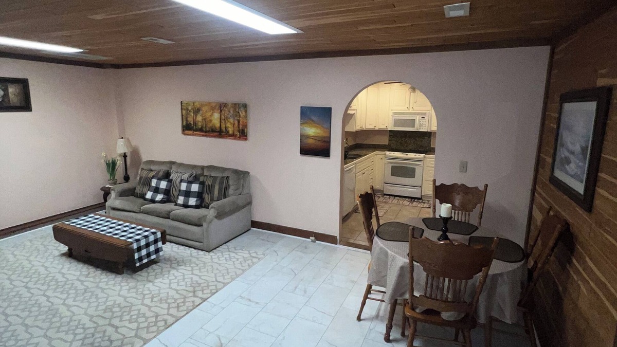 Jonesville House | Cozy Bungalow on family property