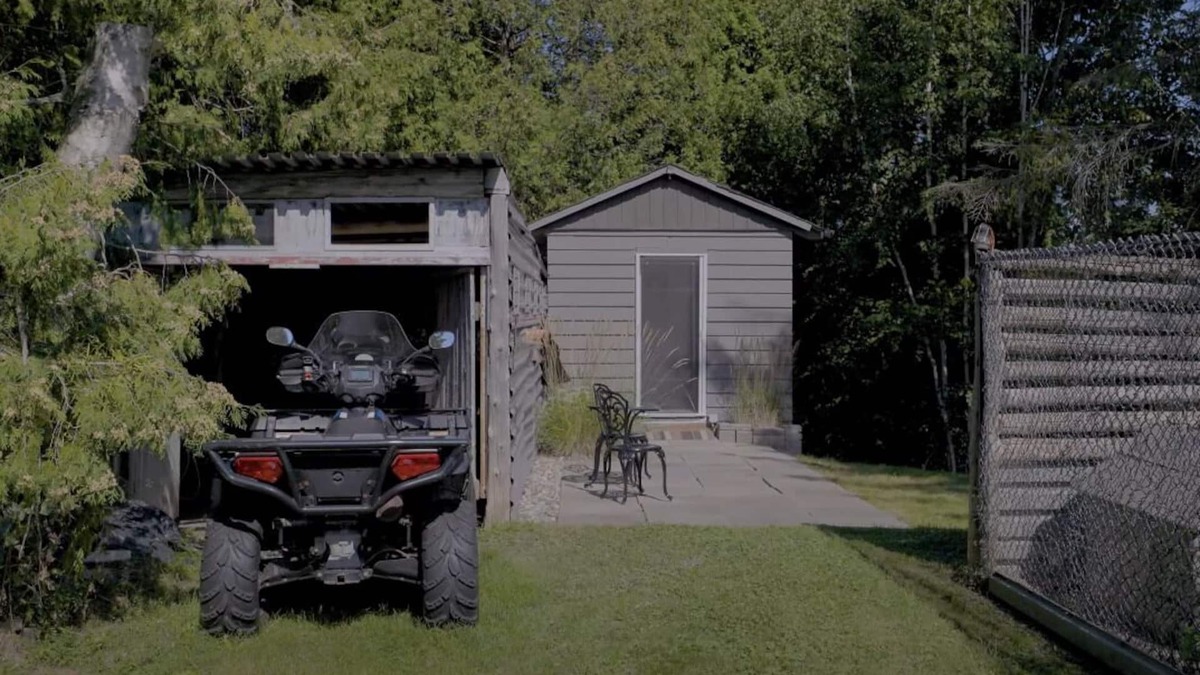 Tyrone House | Cozy Bunkie by a Tranquil Freshwater Pond in Clarington, Ontario