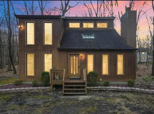 East Stroudsburg House | Cozy Cabin at Poconos With Hot Tub and Fire Pit