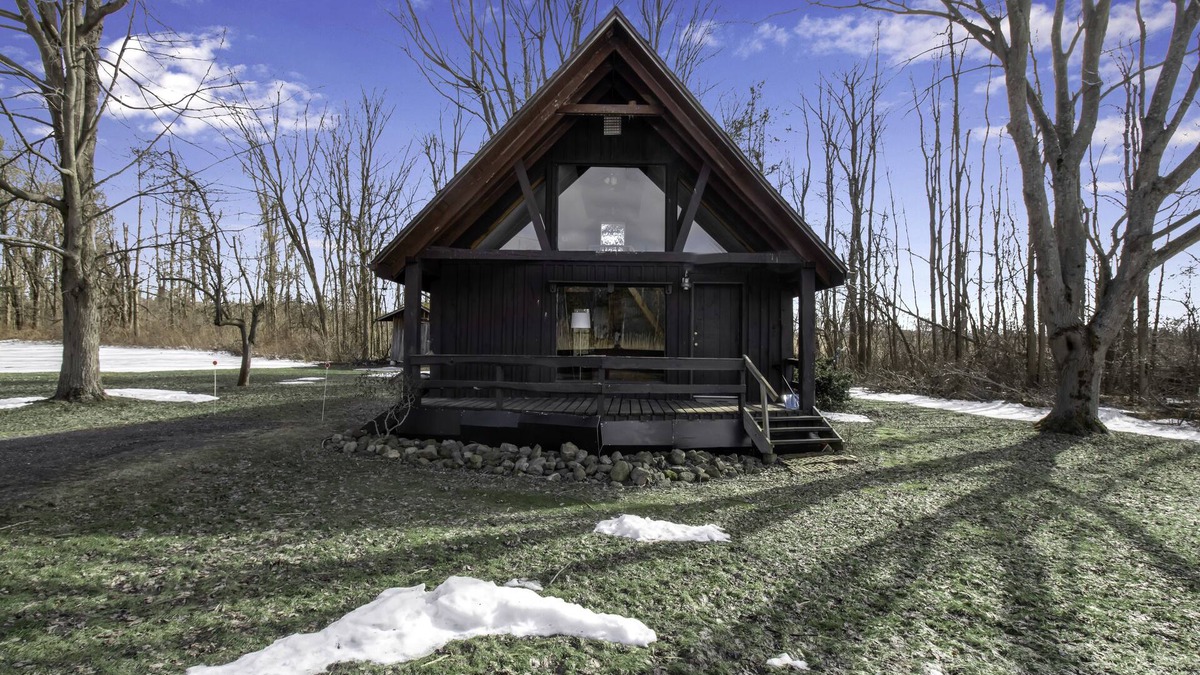 Akron Cabin | Cozy Cabin Getaway