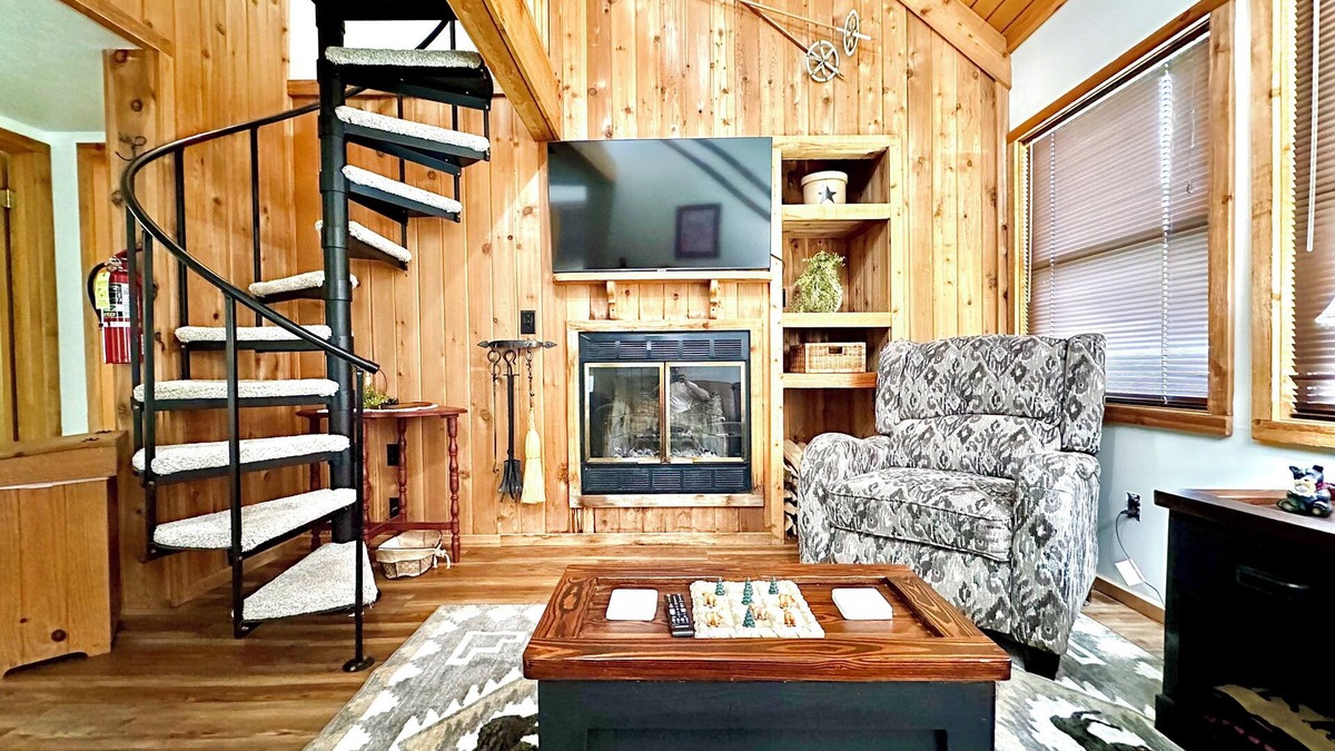 Davis Cabin | Cozy Cabin in Black Bear-Central Heating-Family & Pet Friendly-Resort Pool