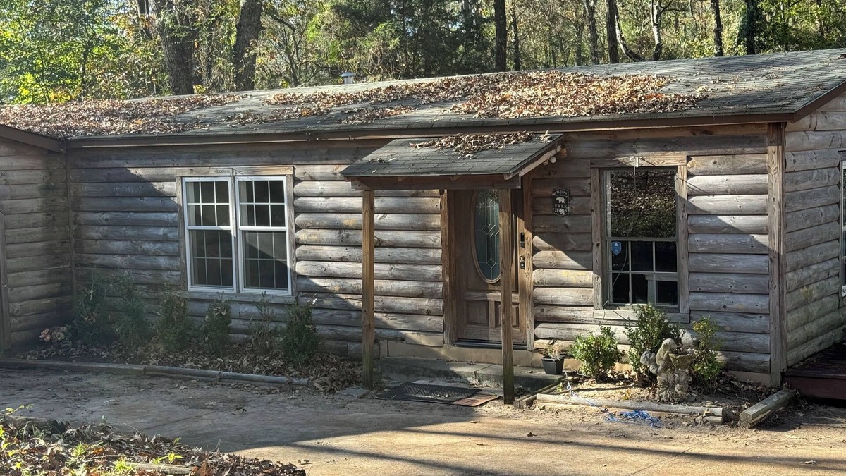 Peach County House | Cozy Cabin in Byron GA