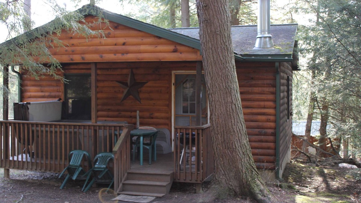 Clarington Cabin | Cozy Cabin In Cook Forest with hot tub