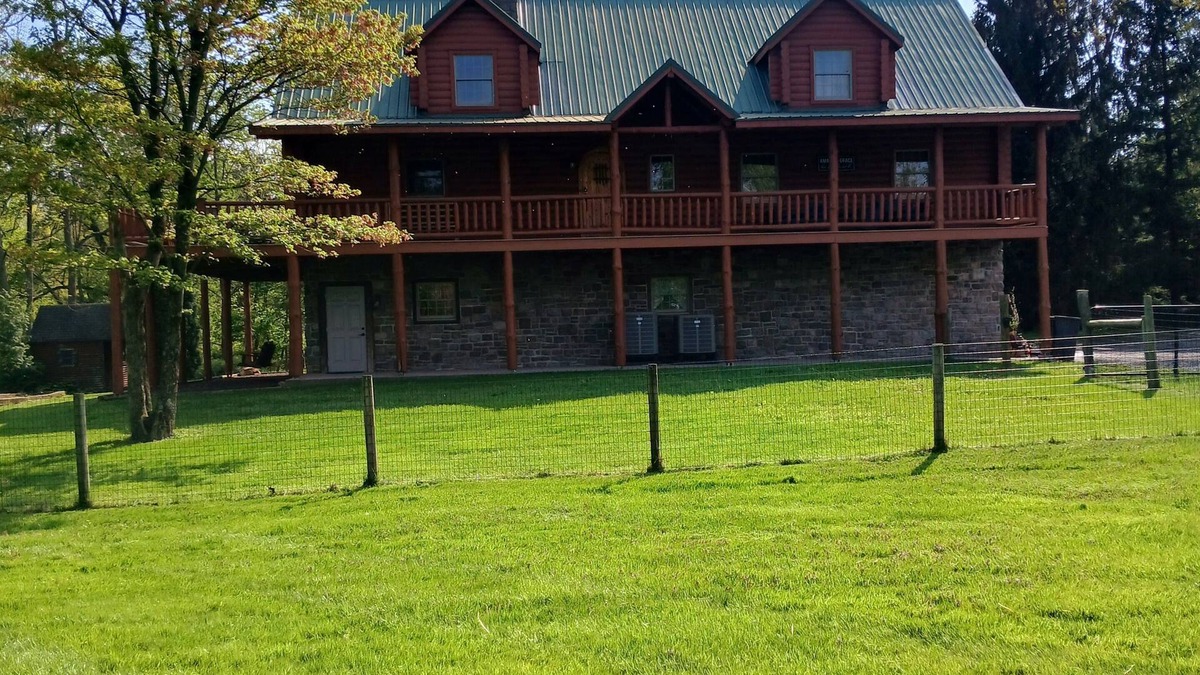 Suplee Cabin | Cozy cabin in Honey Brook,PA with hot tub, jacuzzi, large outdoor deck and more!