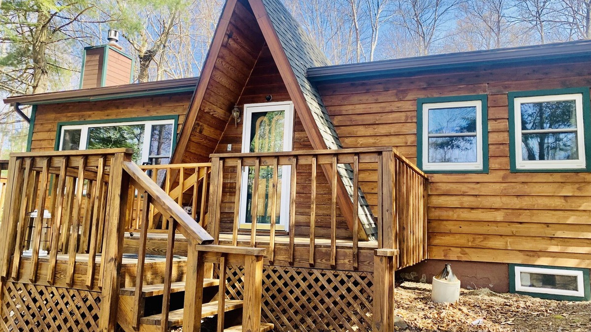 Pocono Lake Cabin | Cozy Cabin in Poconos with big backyard