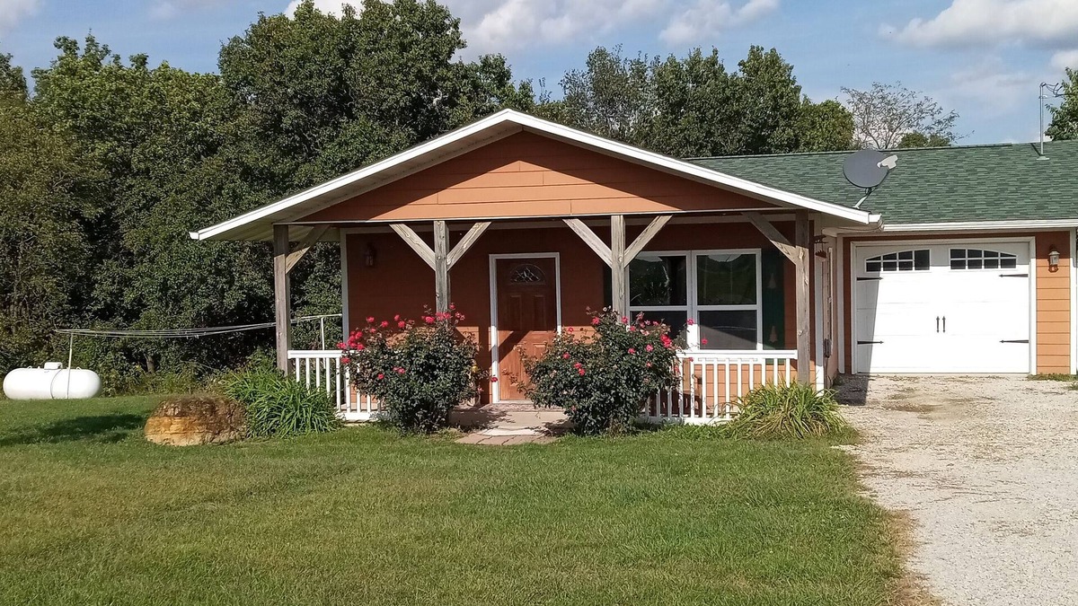 Moravia Cabin | Cozy cabin in remote Appanoose county Iowa a wildlife Mecca