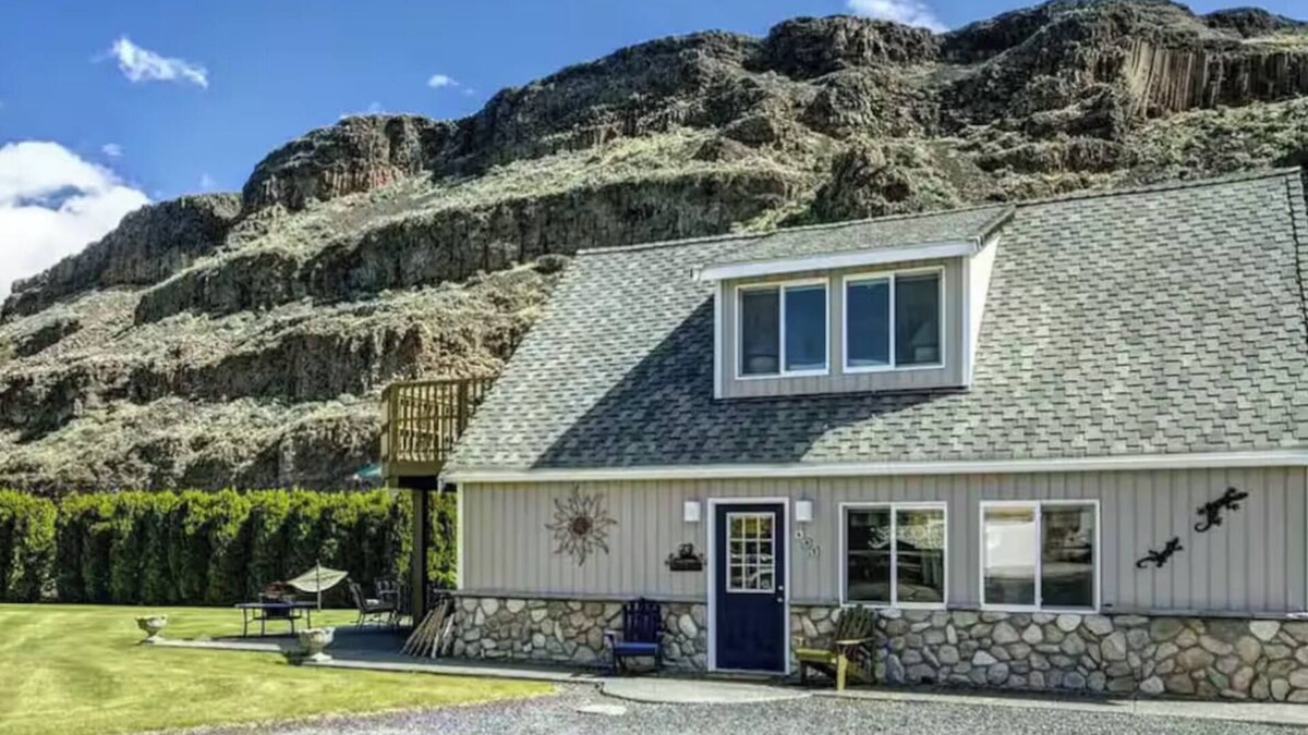 Sunland Estates Cabin | Cozy Cabin in Sunland Estates - 6 min to Gorge Amphitheater!