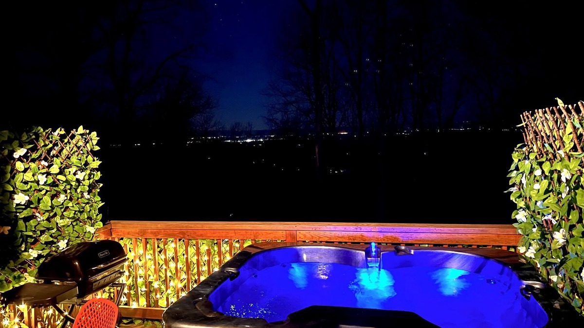 Front Royal Cabin | Cozy Cabin in the Clouds . Hot Tub, Wineries, Skyline