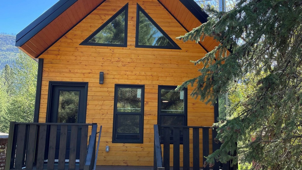 Argenta Cabin | Cozy cabin in the Lardeau valley. Start your adventures here!