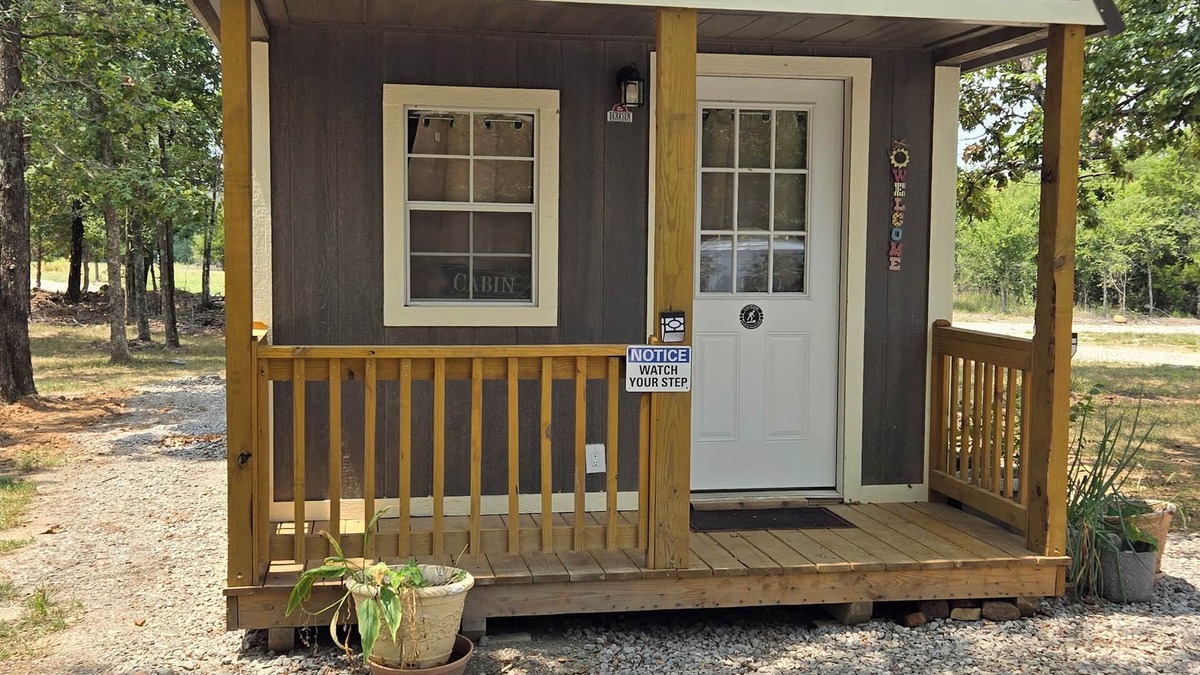 Okmulgee Cabin | Cozy Cabin in the woods! Close to lakes, hunting, fishing, Plenty of parking!
