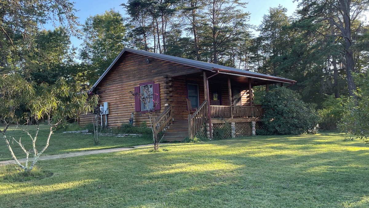 Fort Valley Cabin | Cozy cabin in tranquil Fort Valley with AC, WiFi