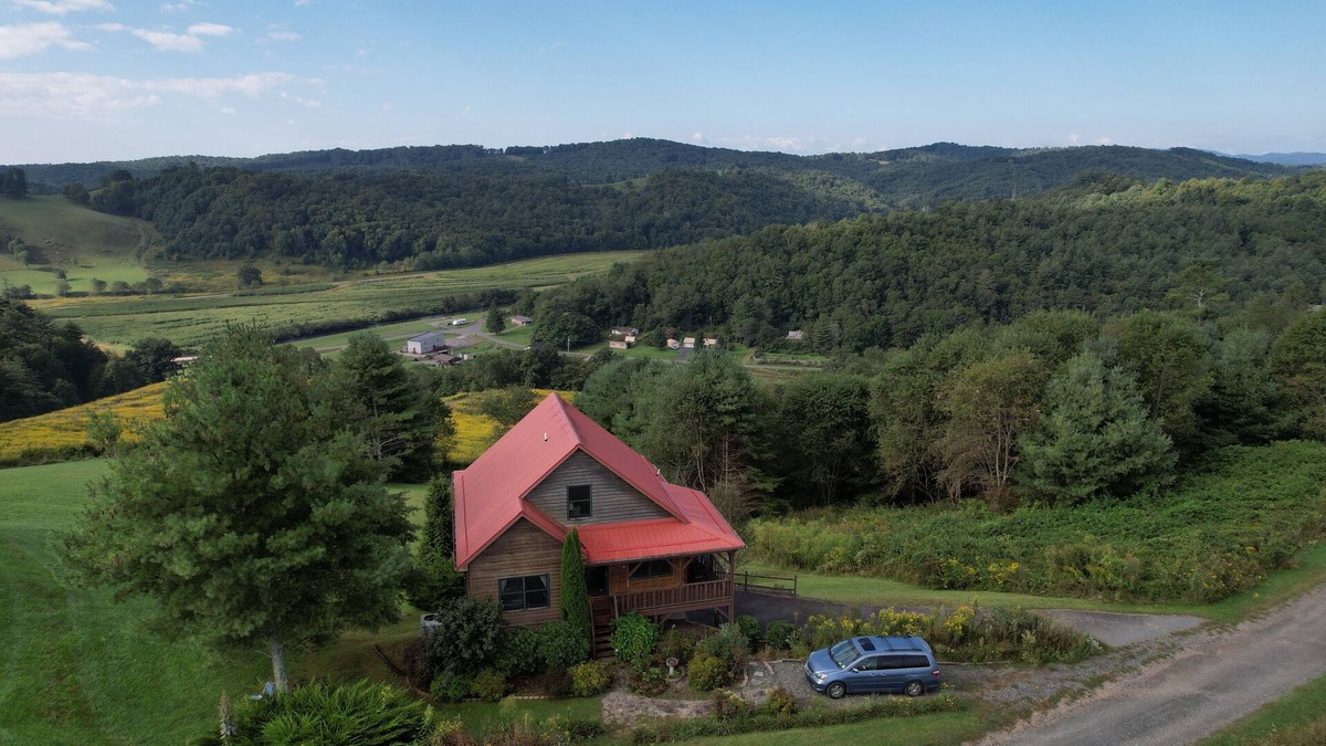 Fleetwood Cabin | Cozy cabin, kid & pet friendly, mountain views, River access, kayak, near Boone