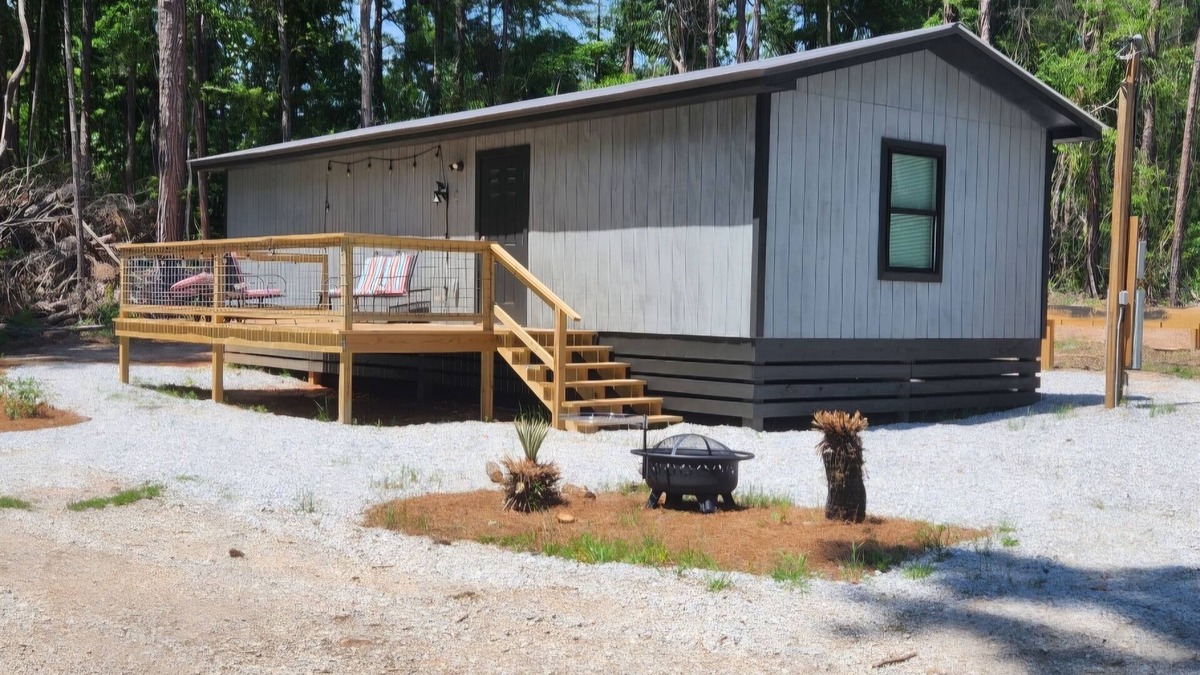 Eclectic Cabin | Cozy Cabin Minutes from Lake Martin