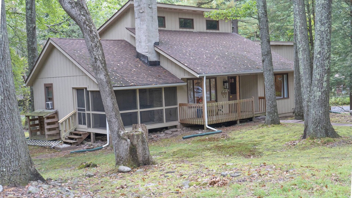 Lake Harmony Cabin | Cozy Cabin Minutes from Skiing Lake Access WaterPark Golf