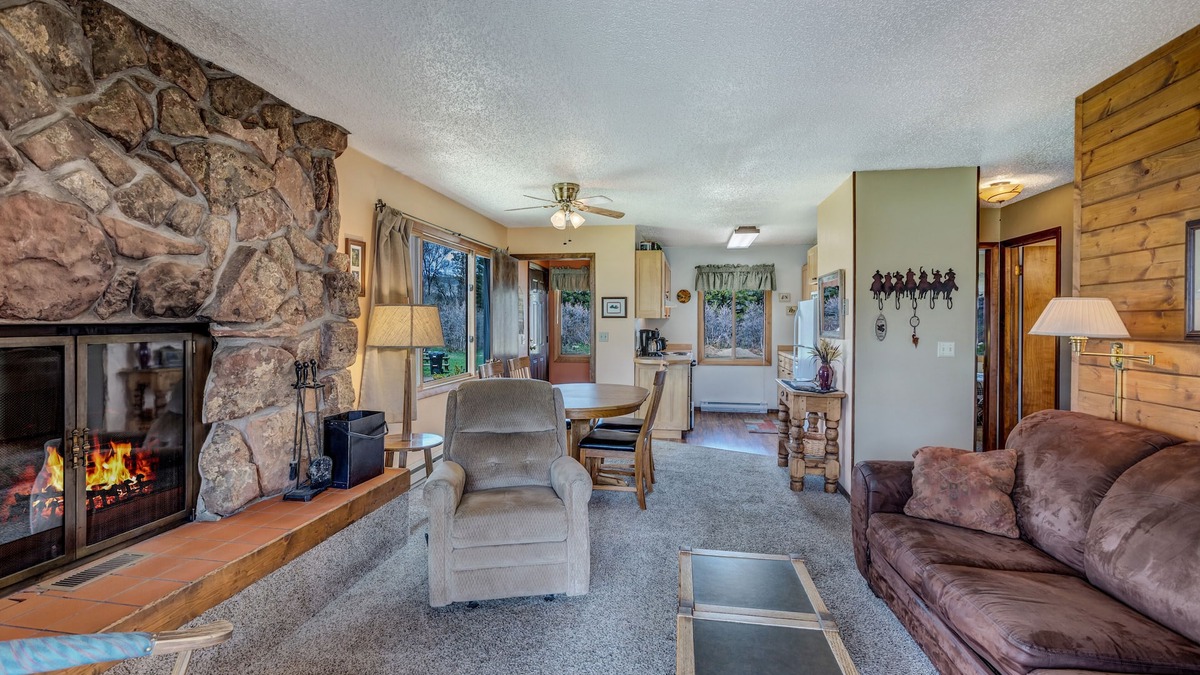 Clark Cabin | Cozy cabin near fishing, hiking, mountains, lakes, and snowmobiling!