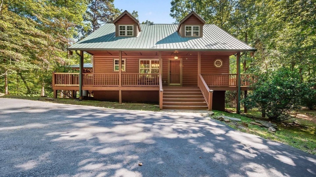 Cleveland Cabin | Cozy Cabin Near Helen + Hot Tub + Fire Pit + Game Room + More