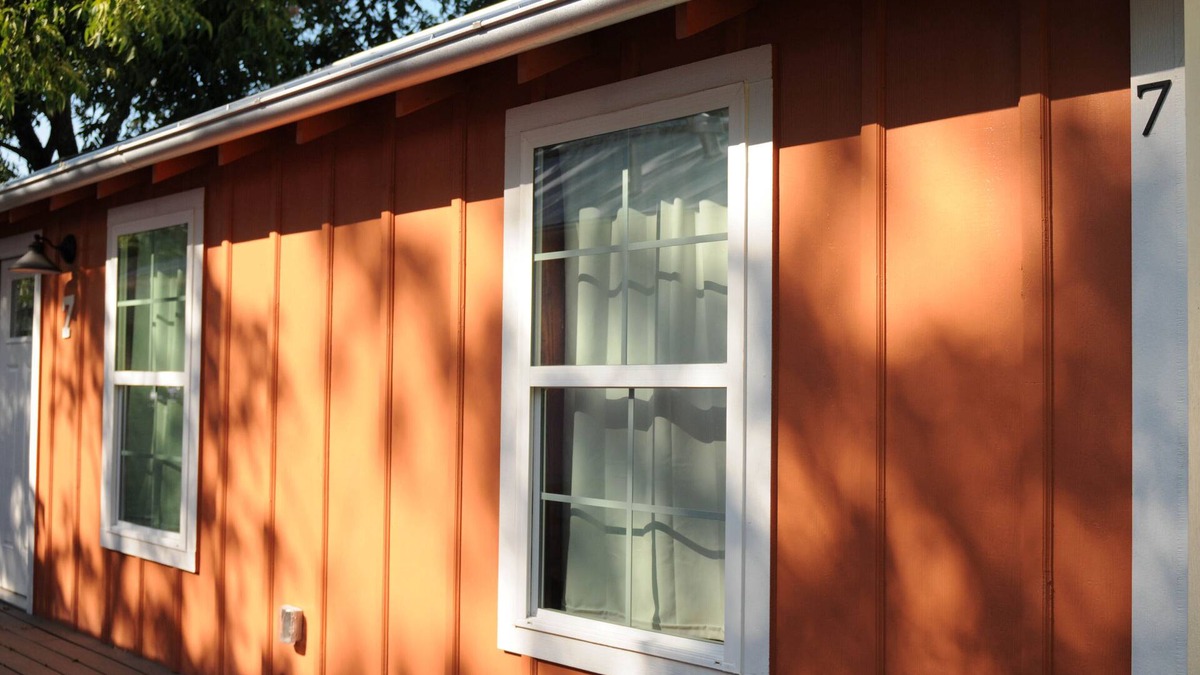 New Braunfels Cabin | Cozy Cabin near the Comal River-Cabin #7- Farmhouse Theme. Walk to Wurstfest