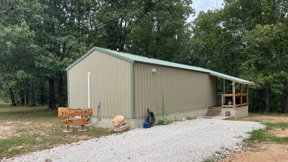 Lebanon Cabin | Cozy cabin near the Niangua river and Bennet Springs State park. Pet friendly !